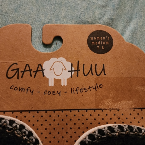 Women's slippers size 7-8 - Picture 2 of 5